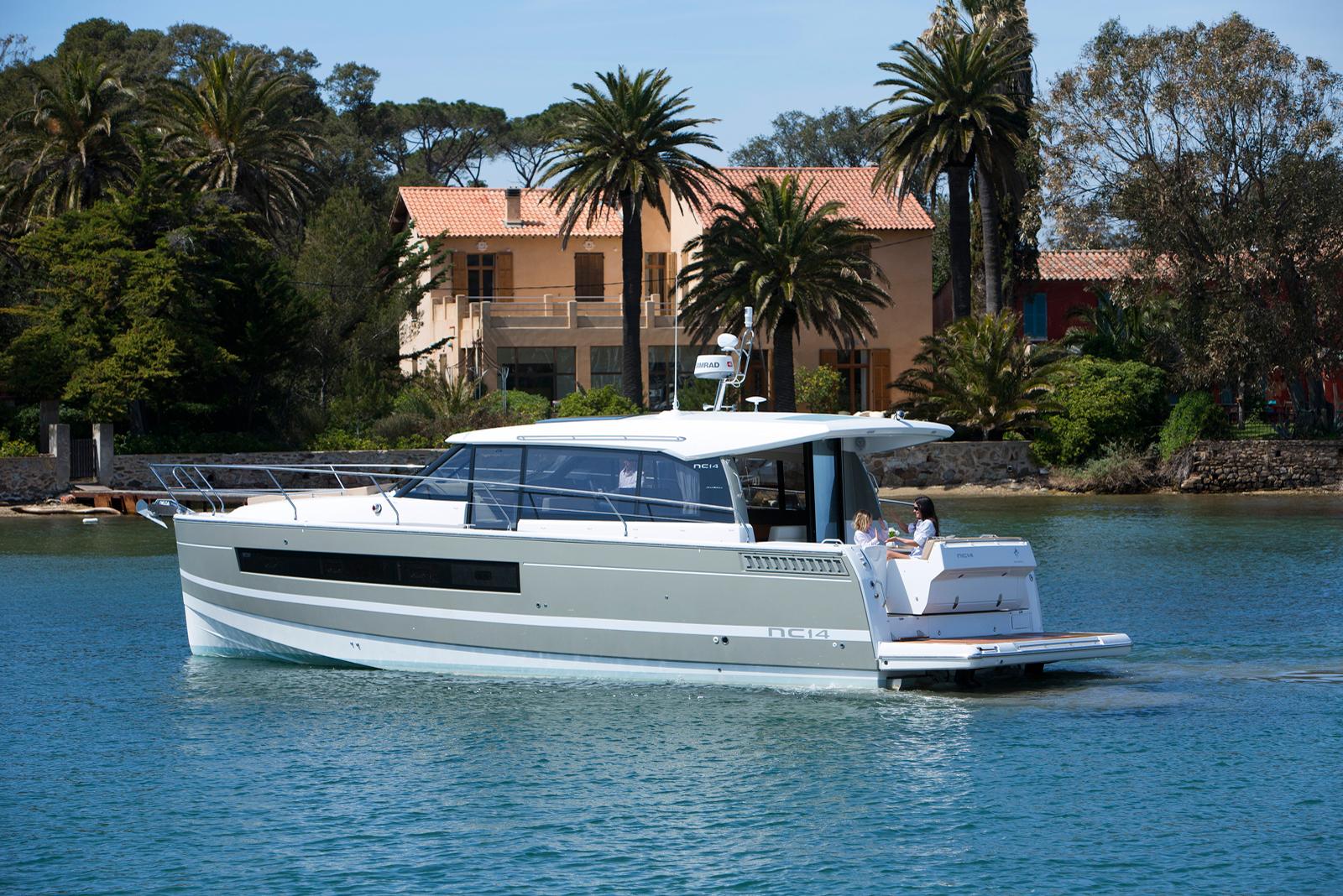 Du thuyền Jeanneau NC14 ở Hạ Long