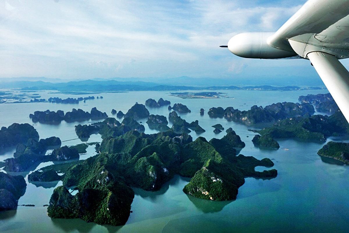 Vịnh Hạ Long nhìn từ qua khung cửa sổ của thuỷ phi cơ